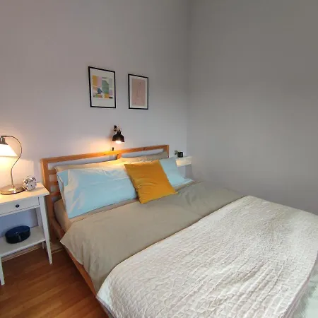 Apartment For Two 200m From The Pula