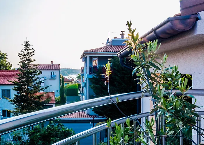 Daire For Two 200m From The